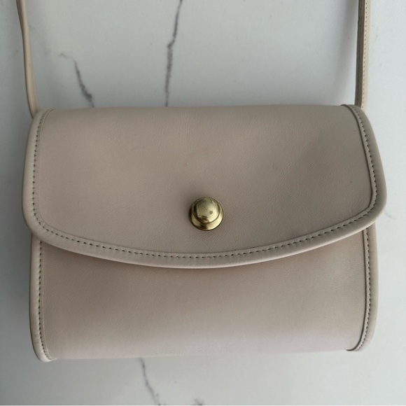 Vintage Coach Chrystie Crossbody 90s Small Handbag in Cream and Brass - Picture 2 of 10